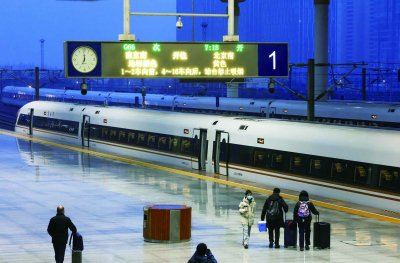 G66次列车旅客检票上车。南京日报/紫金山新闻记者 徐琦 摄