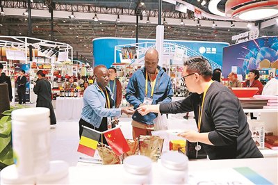 　　图为第七届进博会期间，观众在傅伯弟公司的展台参观。