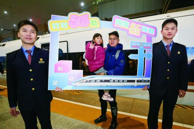 旅客在G66次列车前拍照打卡。南京日报/紫金山新闻记者 徐琦 摄