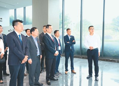 　　邝锦荣（左三）带领泰中侨商联合会成员在云南考察。