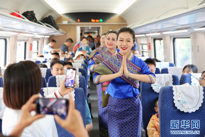 前往西双版纳的列车上，工作人员用歌舞迎接旅客。杨紫轩 摄