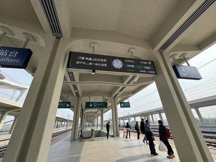 湖州东站  均舒抒 摄