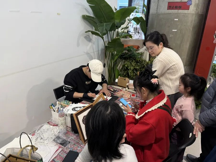 市集上现场绘画互动 简工博 摄