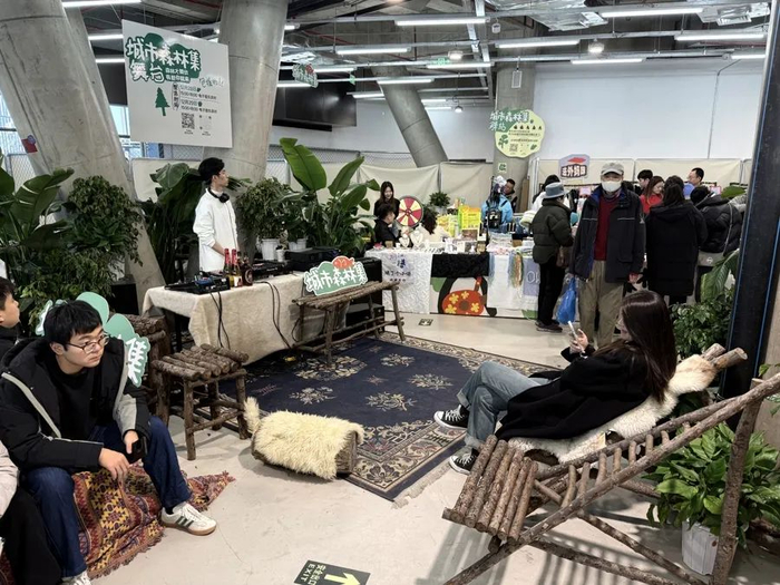 城市森林集表演开场前，座位是树枝造型 简工博 摄