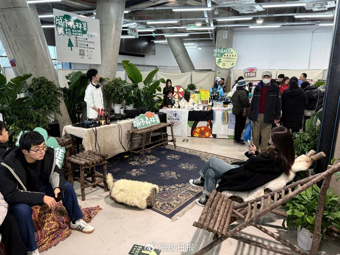 城市森林集表演开场前，座位是树枝造型 简工博 摄