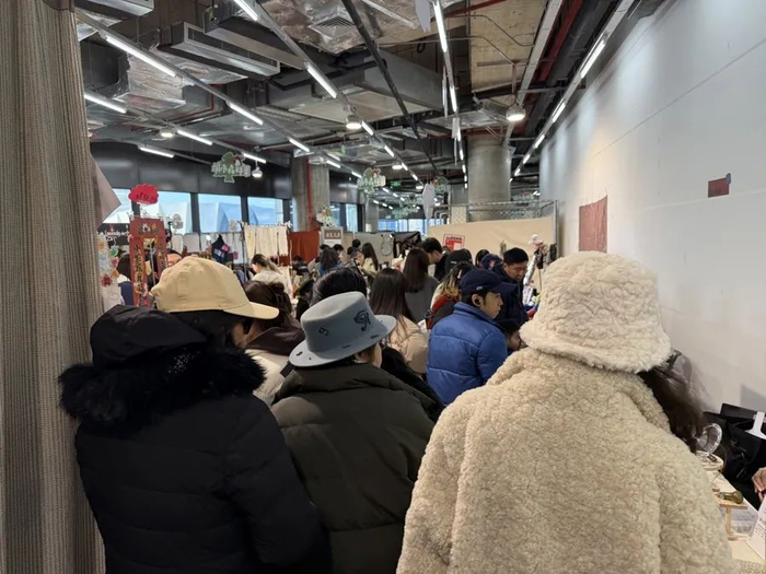 市集人气旺盛 简工博 摄