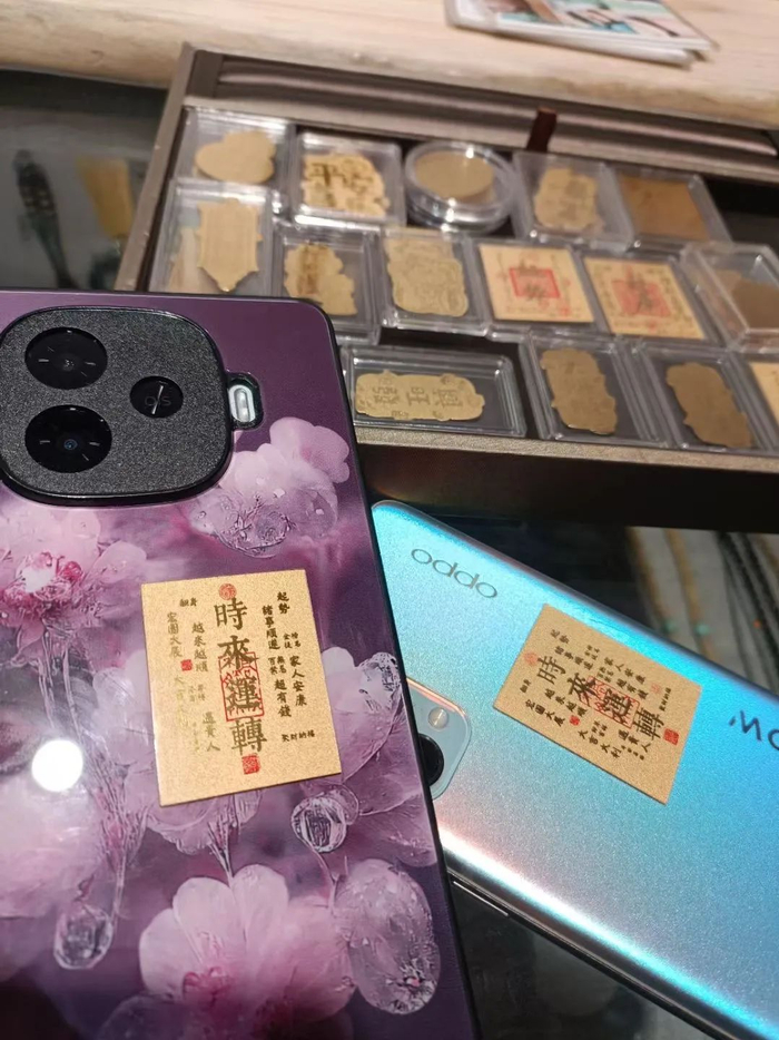 贴在手机壳上&nbsp;受访者供图