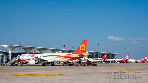 机坪上航班有序运行