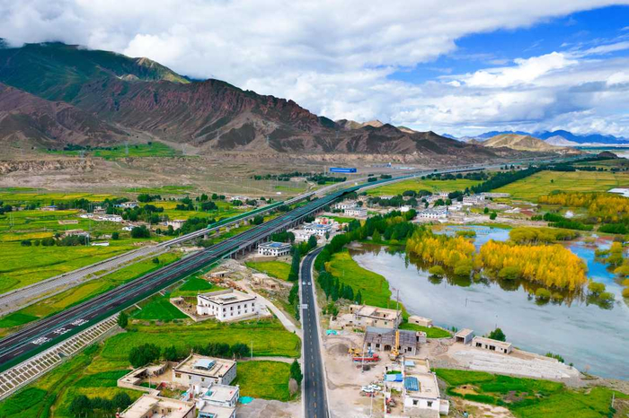 拉日高等级公路沿途景色。西藏自治区交通运输厅供图