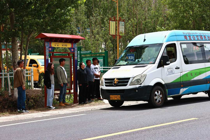 拉萨市堆龙德庆区加入村客车站点。西藏自治区交通运输厅供图