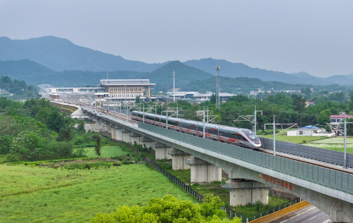 　　池黄高铁首发列车从九华山站驶出，行驶在青通河特大桥上。