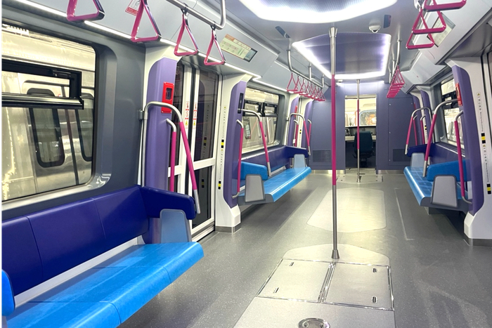中运量单轨车辆内部装饰鲜艳明亮（央广网发  陈永乐  摄）