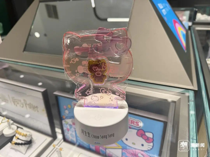 Hello&nbsp;Kitty联名款黄金贴纸&nbsp;俞倩玮/摄