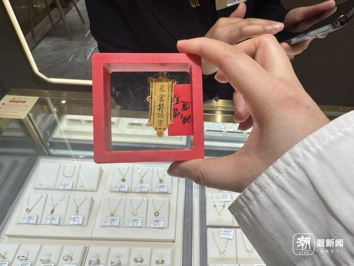 价值6.6元的黄金贴纸&nbsp;俞倩玮/摄