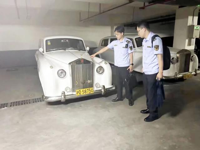 图说：其他品牌汽车被私自加装劳斯莱斯商标