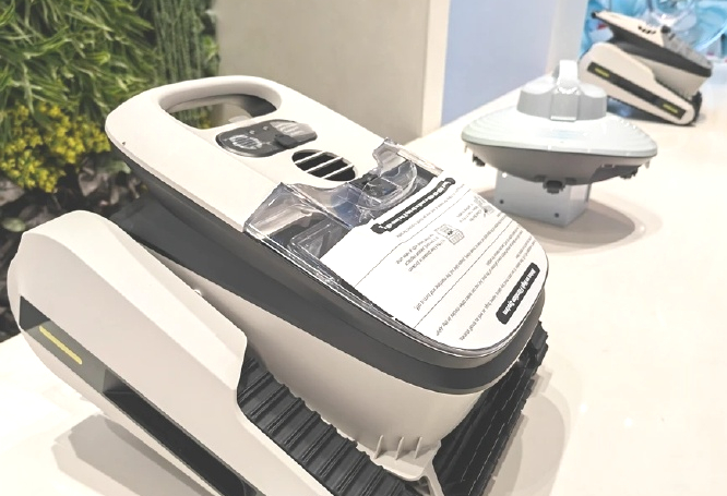 水下清洁机器人。