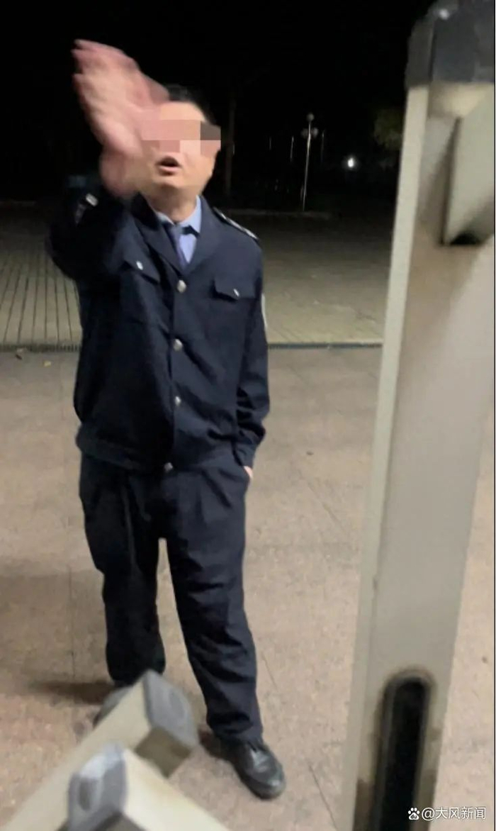 周先生想取药被保安阻拦