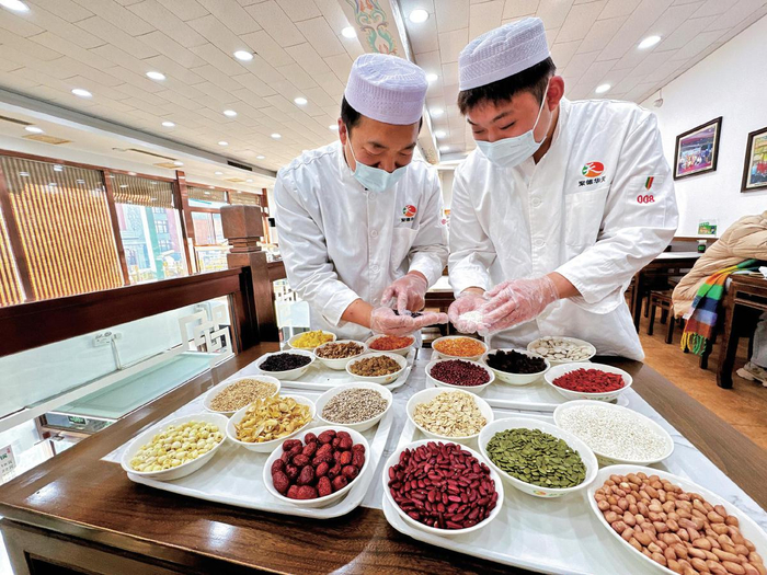 护国寺小吃总店的腊八粥原料有20种。　受访者供图