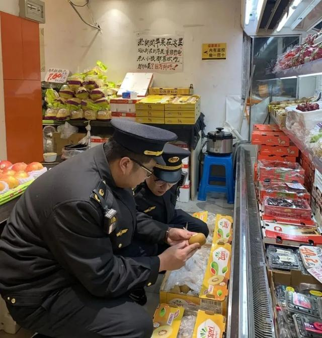 图说：普通水果被贴上进口品牌标签
