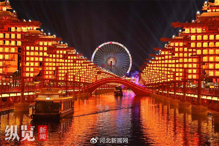 1月6日晚，河头老街两岸风光。张培根摄