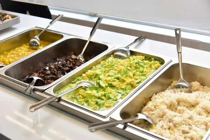 每天提供6个主菜、3种主食、1个汤羹。