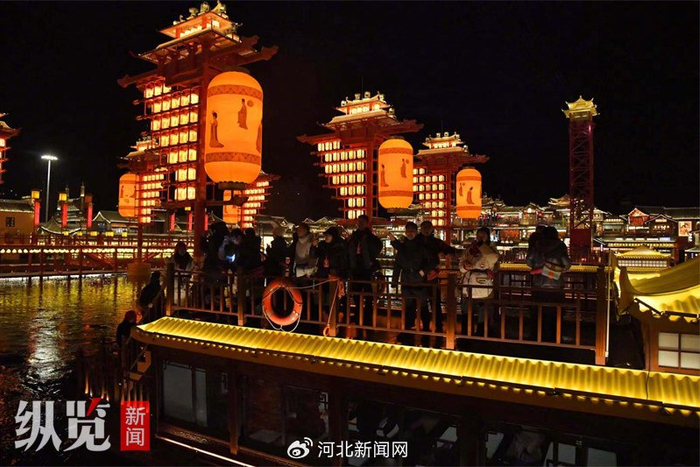 1月6日晚，采访团在唐山市河头老街采访调研。张培根摄