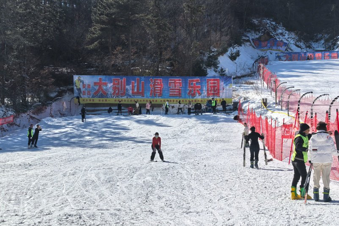 众多游客来到大别山滑雪乐园体验冰雪乐趣（央广网记者  徐鹏  摄）
