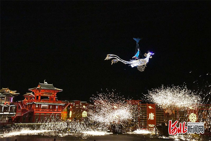 1月6日晚，采访团观看打铁花演出。张培根摄