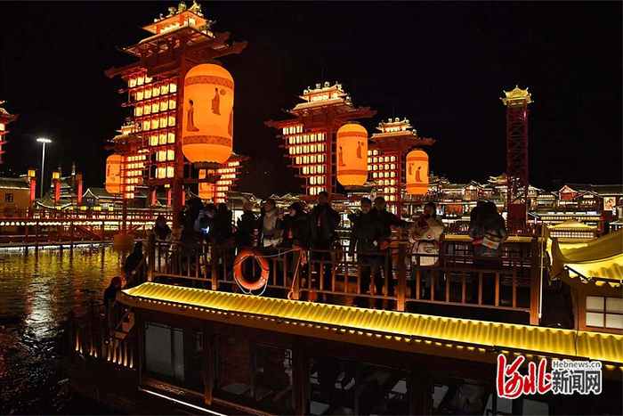 1月6日晚，采访团在唐山市河头老街采访调研。张培根摄