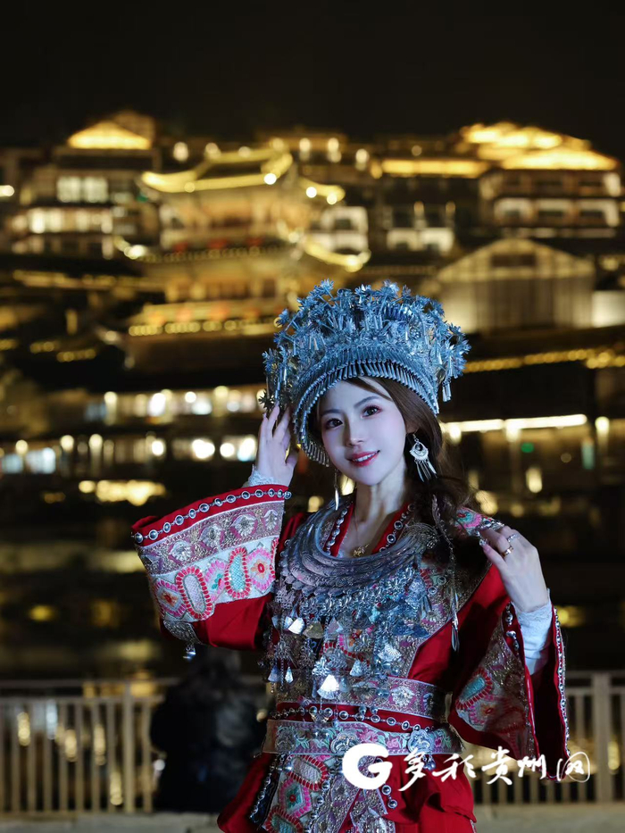 抖音达人薇琦在乌江寨打卡拍照