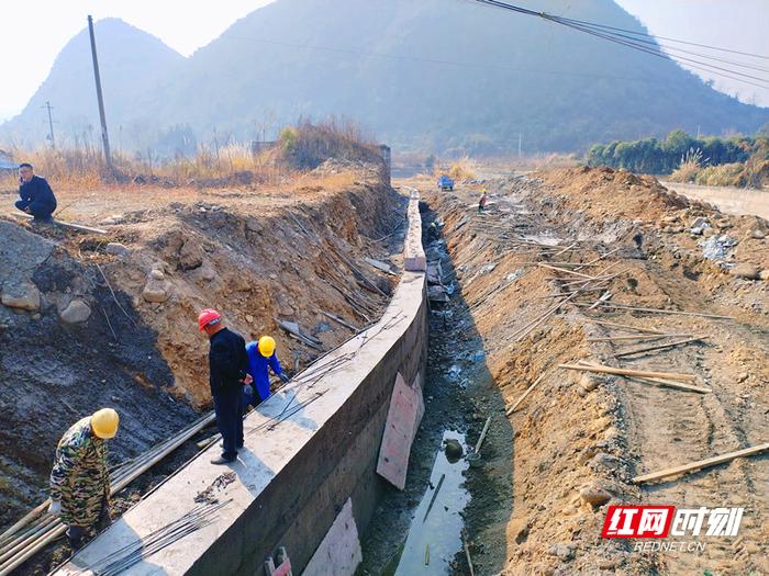 二都村策水河河堤修复施工现场。