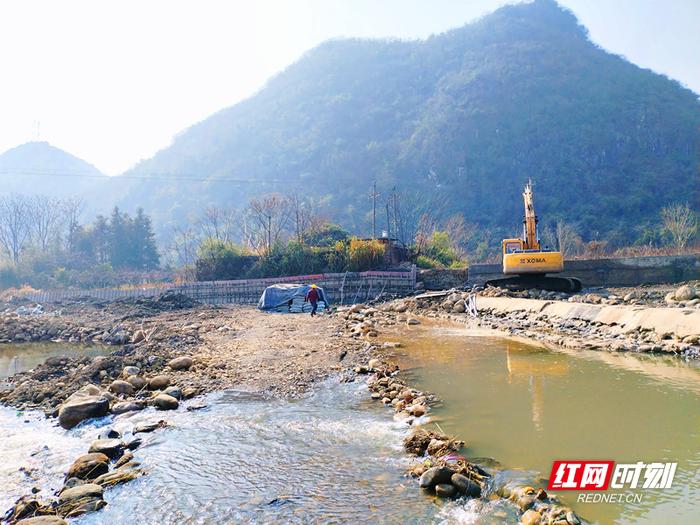 挖机奔忙疏浚河道。