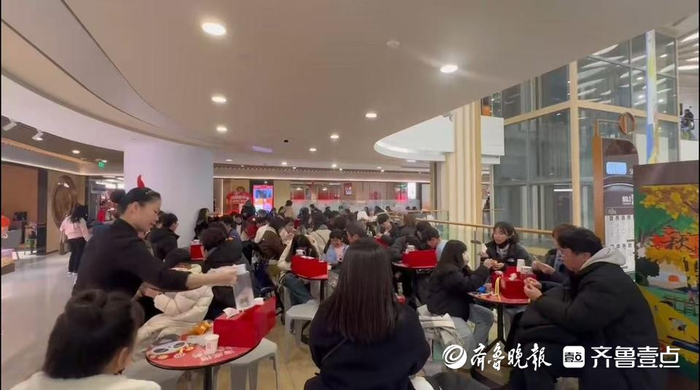 韩国游客打卡上海一火锅店（受访者供图）