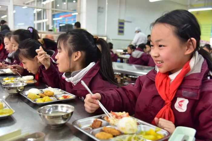 选择自己爱吃的菜，吃得开心。