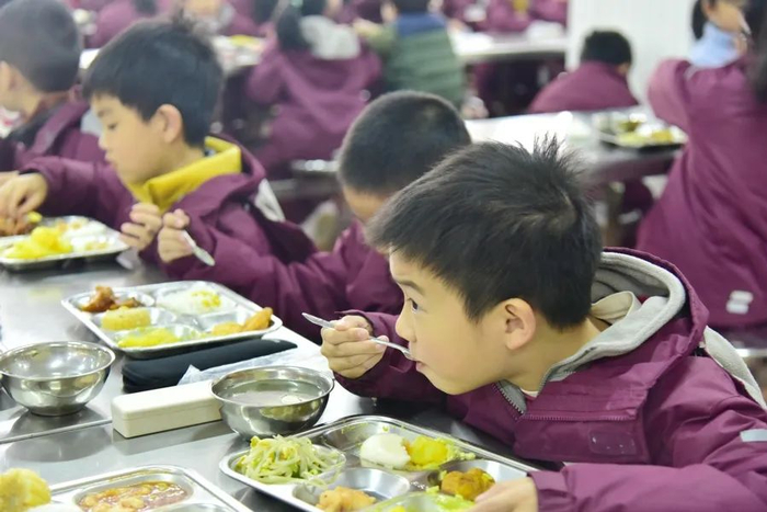 学生有序入座用餐。