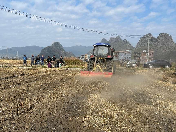 图为农机冬翻现场（黎朝清摄）