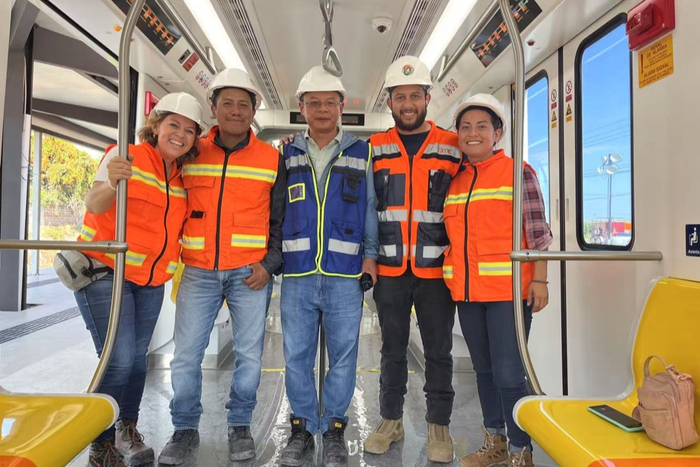 中企人员和墨西哥当地项目人员合影（央广网发  重庆中车时代电气供图）