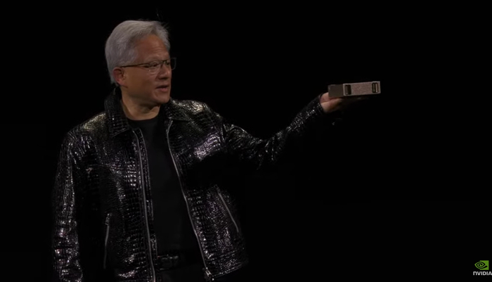黄仁勋展示英伟达AI超级计算机