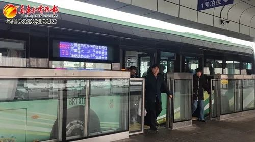 乌鲁木齐市四道岔车站的BRT71号线新车上，市民到站下车。记者 梁淑芳摄