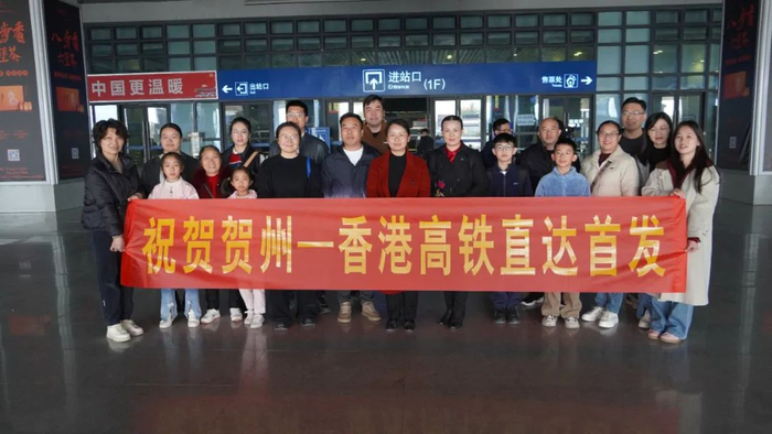 图为进港旅客出发前合影