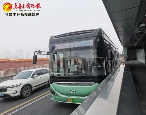 在乌鲁木齐市良种站车站，BRT71号线正在行驶中。记者 梁淑芳摄