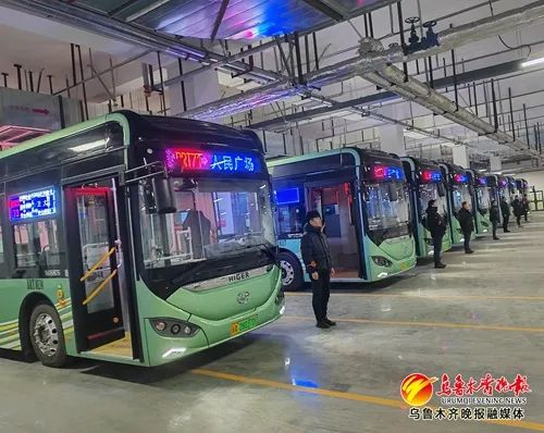 在乌鲁木齐市公交集团西山停车场，BRT71号线和BRT7号线举行发车仪式。记者 梁淑芳摄