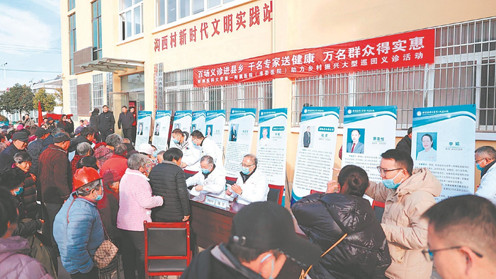 江淮名医领衔，蚌埠医科大学第一附属医院举行百场大型巡回义诊，不断促进优质医疗资源下沉基层。张洪哲 摄
