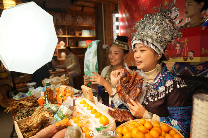 在广西柳州市融水苗族自治县融水镇梦呜苗寨，一家网络直播室的主播直播销售农家腊鸭。（图片由CNSPHOTO提供）