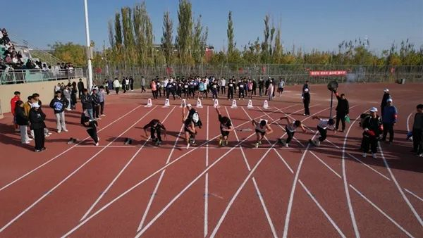 阿克苏职业技术学院举办第十六届田径运动会。图为男子100米决赛现场（2024年10月28日摄）。
