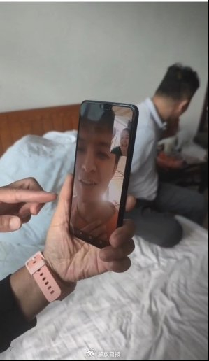 在某宾馆中，许博淳和母亲视频通话。受访者供图