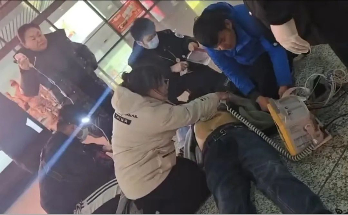 姜冰玉对患者进行施救。资料图片