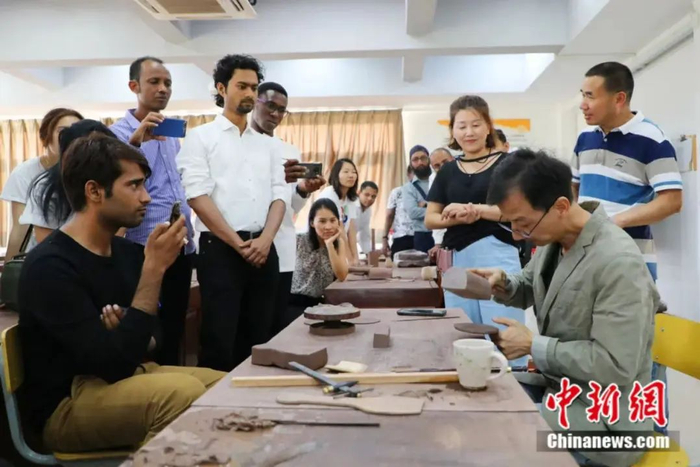 外籍友人感受陶艺文化。宜兴市委宣传部供图