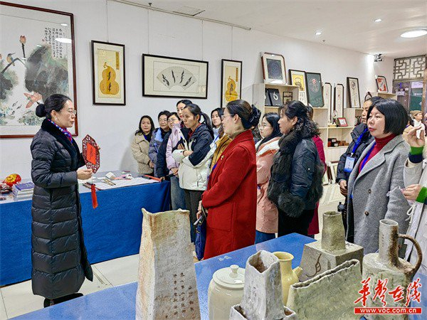 江永女书传承人李爱莲向市民游客讲解女书历史。湖南雨花非遗馆供图