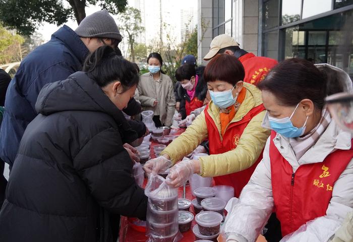 旭阳社区志愿者在分发腊八粥。林珺瑶 摄